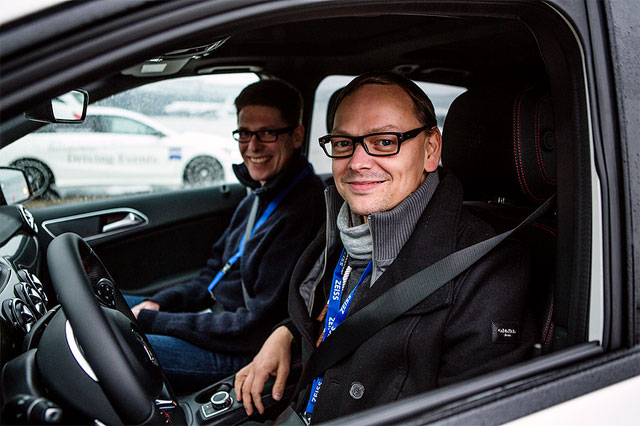 Ich (hinten) und Thomas Gigold im Mercedes auf Testfahrt