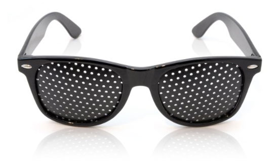 Gitter-Brille mit faltbaren Bügeln Form B Raster-Brille/Loch-Brille für Augen-Training und Entspannung im 2er Set